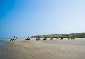 Reiten am Strand in Irland.jpg